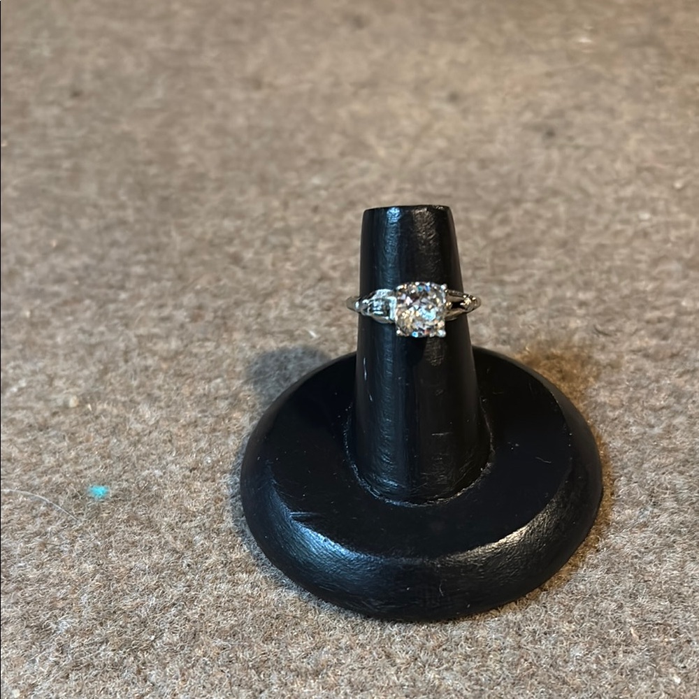 Elegant Silver Ring with Clear Gemstone